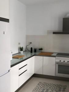 Kuchyňa alebo kuchynka v ubytovaní Apartamento Malagueta 1 Linea playa centro Malaga