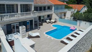 Výhled na bazén z ubytování Villa Domenica nebo okolí