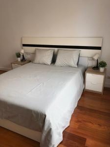 Posteľ alebo postele v izbe v ubytovaní Apartamento Malagueta 1 Linea playa centro Malaga