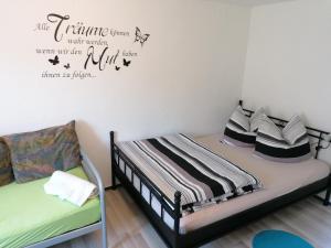 1 dormitorio con 1 cama y 1 silla en Pension Hofmann en Volkholz