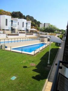 - une vue sur la piscine dans une maison dans l'établissement Preciosa duplex en el Rompido, à El Rompido