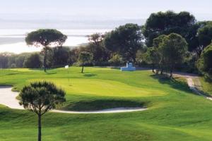- une vue sur un parcours de golf avec un green dans l'établissement Preciosa duplex en el Rompido, à El Rompido