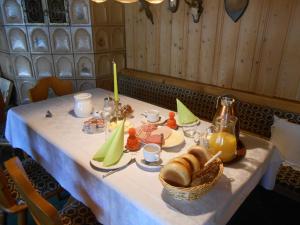 una mesa con un mantel blanco con comida. en Pension Sonnenblick, en Winterberg