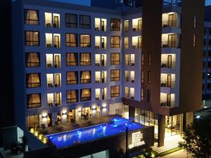 - une vue sur la façade d'un bâtiment la nuit dans l'établissement W3 Hotel, à Hat Yai