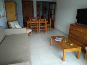 TV a/nebo společenská místnost v ubytování Apartamento fontiñas Sanxenxo montalvo