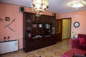 a living room with a large wooden entertainment center at CULTURAS Y COLORES EN ALMAGRO -WIFI alta velocidad, NETFLIX, Parking -Promocion EMPRESAS- in Almagro