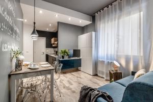 un soggiorno con divano blu e una cucina di Ugo Bassi Apartments a Bologna
