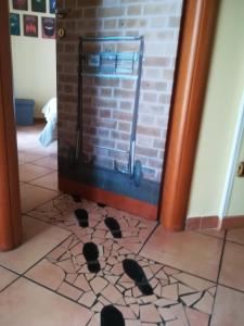 un gruppo di orme di gatto nero sul pavimento in una stanza di Al Nove e TreQuarti a Salerno