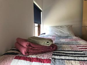 een bed met een stapel dekens erop bij Heir Island House in Skibbereen