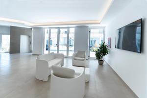 A television and/or entertainment centre at Vasto Aparthotel