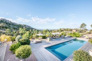 uma imagem de uma piscina numa villa em Hotel Les Chambres de Mila em Bonifacio