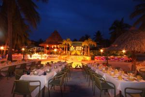 Restaurace v ubytování Badian Island Wellness Resort