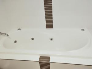 einem weißen Tisch mit einer Tastatur darüber in der Unterkunft Stylish Private Bathroom-Luxurious modern big home in Epping