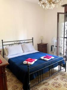 アルベロベッロにあるVilla Casa Buscianaのベッドルーム1室(ベッド1台、タオル2枚付)
