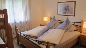 una camera da letto con un letto con due cuscini di Ferienhaus Windegge a Hirschegg