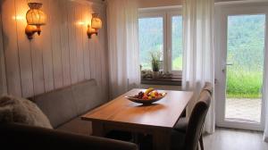 un cesto di frutta su un tavolo in soggiorno di Ferienhaus Windegge a Hirschegg