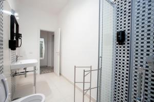 Un baño con ducha, inodoro y lavabo. en Plinio Seniore, en Castellammare di Stabia 10 fotos más