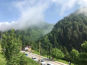 艾德亚耶拉西Simal Apart Ev的山边有车辆的公路