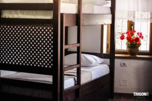 Rúm í herbergi á Trigona Guest House & Hostel