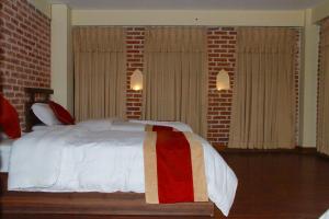 Giường trong phòng chung tại HOTEL LAYAKU DURBAR