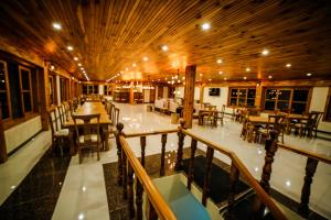 Restaurace v ubytování Chinar Resorts + 37 fotografií