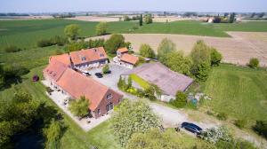 een luchtfoto van een groot huis in een veld bij B&B 't Zwaluwnest in Heuvelland