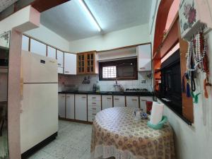 eine Küche mit einem Tisch und einem Kühlschrank in der Unterkunft Apartment of Aamer(old city) in Nazareth
