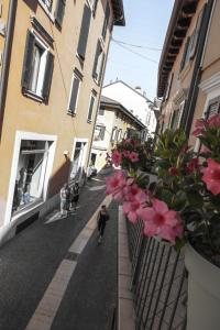 ペスキエーラ・デル・ガルダにあるLe Finestre sul Borgo Roomsの建物を歩く人々