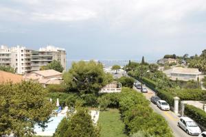 Blick auf eine Straße mit geparkten Autos in der Unterkunft Résidence Stella Maris in Antibes