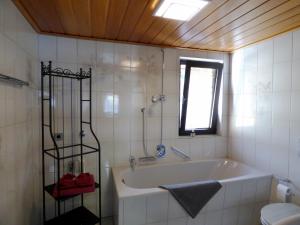 Ένα μπάνιο στο Relaxen am Eifelbach +43 φωτογραφίες