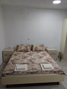Apartments Groshev tesisinde bir odada yatak veya yataklar