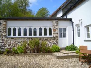 Blick auf die Vorderseite des Cottages in der Unterkunft Woodland Cottage in South Molton