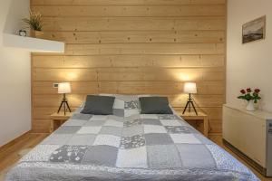 Łóżko lub łóżka w pokoju w obiekcie Apartament pod Skocznią