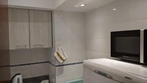 sala de estar con TV y armario en Apartamento Edificio Crucero, en Buenos Aires 91 fotos más