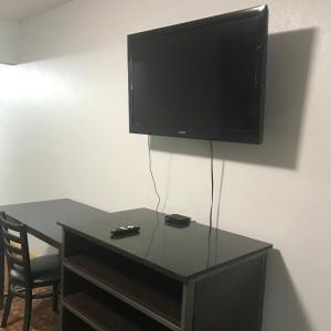TV a/nebo společenská místnost v ubytování Guest Inn