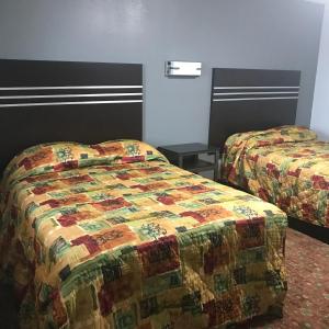 Postel nebo postele na pokoji v ubytování Guest Inn + 16 fotografií