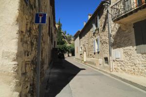 un letrero de la calle en el lateral de un edificio en Les lavandes de Sèverine en Boulbon