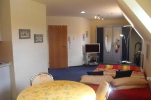 - un salon avec 2 lits et une télévision dans l'établissement Fährhaus Ferienwohnung, à Sarrebourg