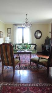 salon z kanapą i stołem w obiekcie VILLA LE ROSE w mieście Cavour