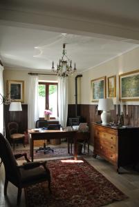 salon z biurkiem i krzesłem w obiekcie VILLA LE ROSE w mieście Cavour