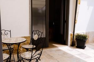 a pair of tables and chairs in a courtyard at La Foresteria in Grottaglie