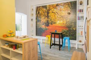 una stanza con un grande dipinto di una foresta di City Light Apartment a Timişoara