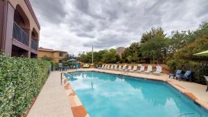 a large swimming pool with chairs and a building at Sedona Real Inn & Suites in Sedona