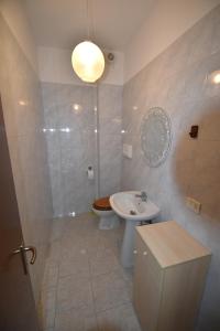 ein Bad mit einem WC und einem Waschbecken in der Unterkunft AGAVE in Marina di Campo