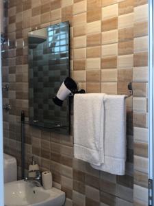 bagno con lavandino, specchio e asciugamani di Apartmani Dini a Ulcinj Altre 37 foto