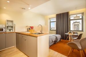 una camera con cucina e una camera con letto di Feel Porto Codeçal Apartments a Porto