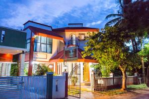 una casa con un cancello davanti di LikeMyHome Homestay Mysore a Mysore