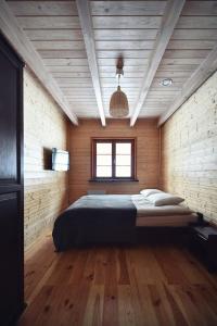 Giường trong phòng chung tại Domek na Stoku