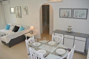 sala de estar con mesa y sofá en Casas del Mar Bajo con vista, en Mijas