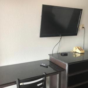 TV a/nebo společenská místnost v ubytování Guest Inn